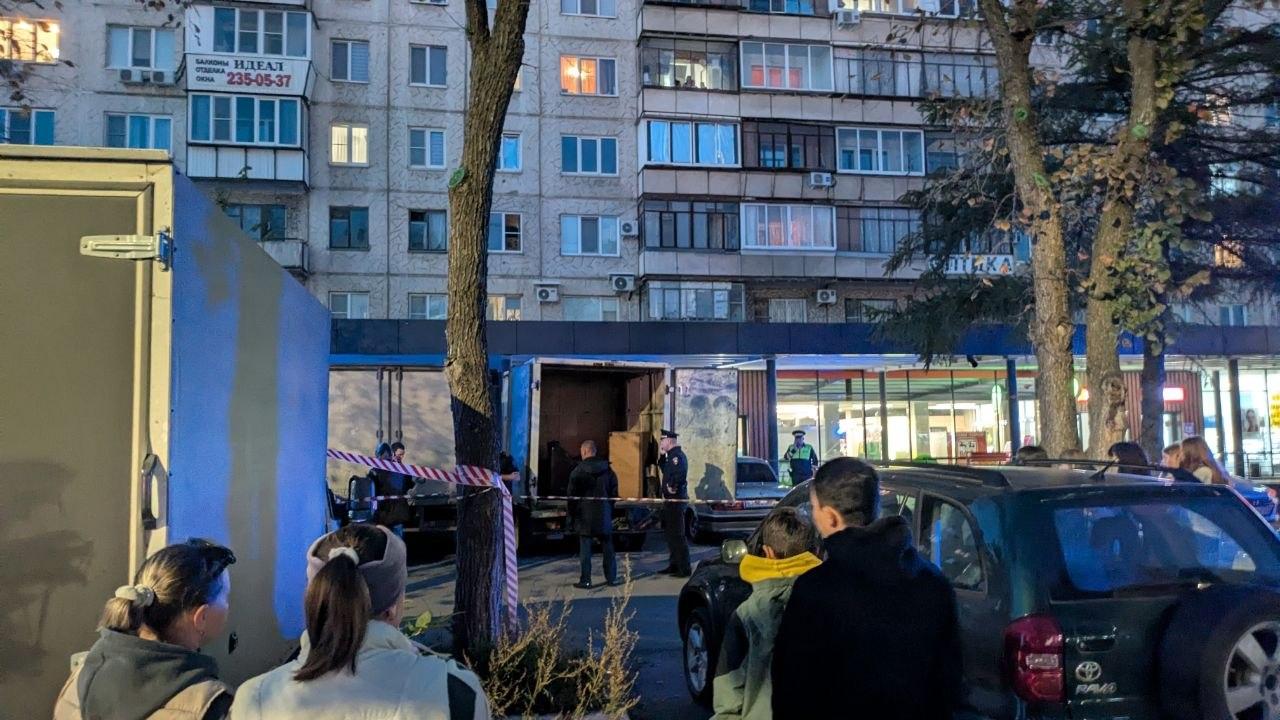 «Обыскивают с собаками»: силовики оцепили парковку возле ТК и жилого дома в Челябинске
