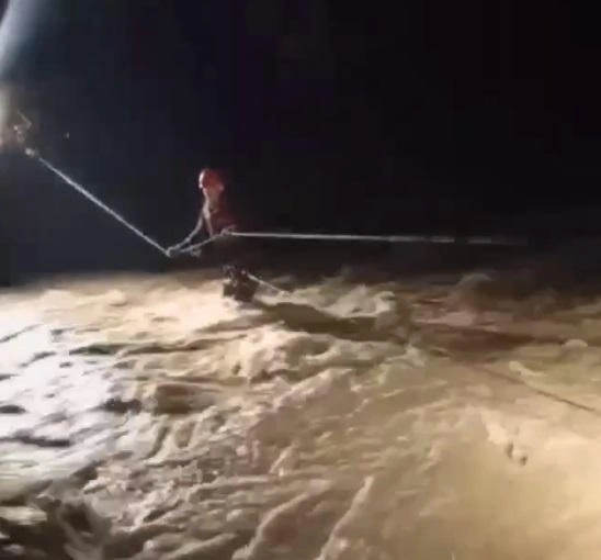 Самоуверенный водитель поехал на машине по реке | Источник: Пресс-служба МЧС