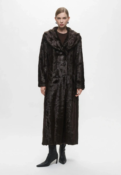 Теплые, уютные, твои: 17 лучших шуб этой зимы