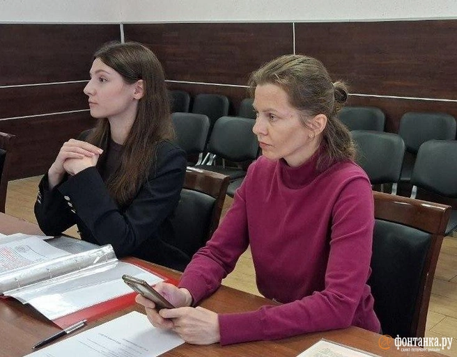 Актуальная собственница квартиры Светлана Пичугова и ее юрист Екатерина Медведева | Источник: Анна Мотовилова / «Фонтанка.ру»