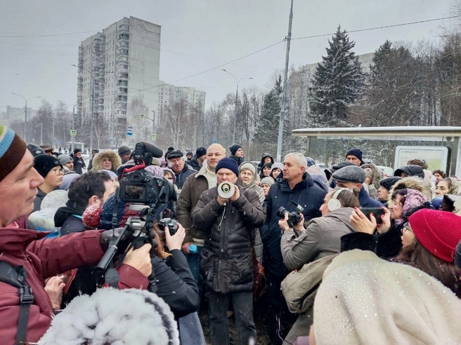 Жители Ясенево пытались отстоять крупный универмаг | Источник: Максимальный Жарков / T.me