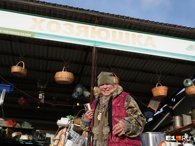 Людмила появляется на работе каждый день, кроме 1 января, когда у нее день рождения | Источник: Кирилл Кушнов / E1.RU