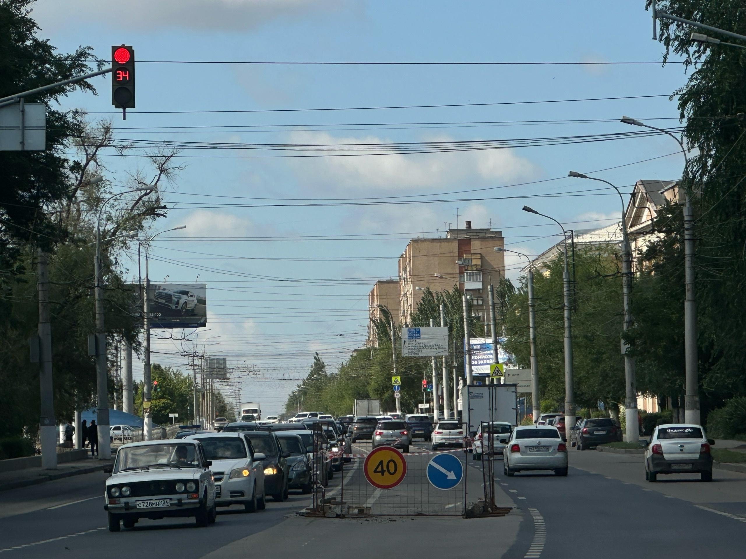 В Волгограде проспект Ленина сковывает заторами из-за провала посреди дороги