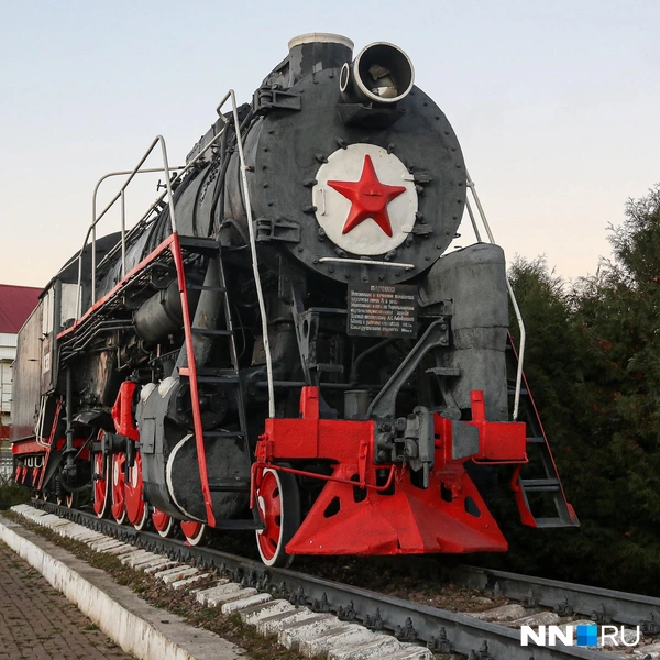 Рядом со станцией стоит паровоз | Источник: Наталья Бурухина / NN.RU