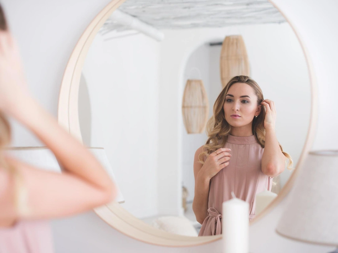 Привлечете беду: 4 места в доме, куда нельзя вешать зеркало | marieclaire.ru