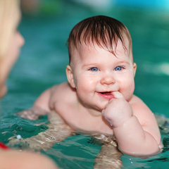 Ученые объяснили, почему бассейн может быть вреден для малыша