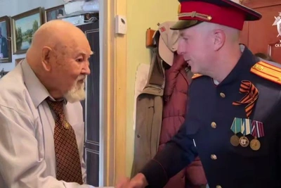 В Уфе 101-летний врач-ветеран увидел парад из окна