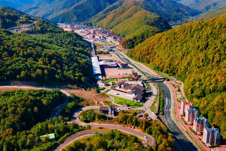 В горах Сочи строят комплекс «Турьев Хутор» за ₽54 млрд: что известно про будущий туробъект? | Источник: saiko3p via Shutterstock/Fotodom.ru
