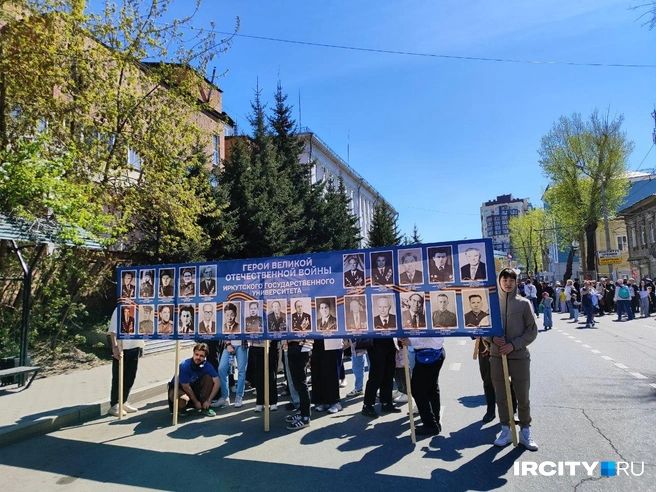 Люди приходили не только с портретами родных и близких | Источник: Алина Ринчино / «ИрСити»