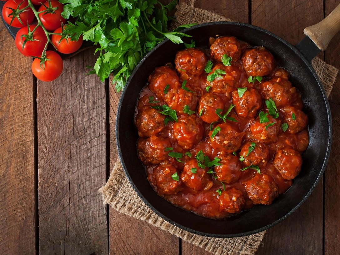 Сытные фрикадельки по-итальянски: вкуснейший рецепт ужина, который никого не оставит равнодушным | marieclaire.ru