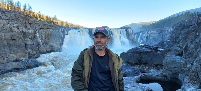 Евгений Звездин на фоне Большого Курейского водопада | Источник: Евгений Звездин / Vk.com