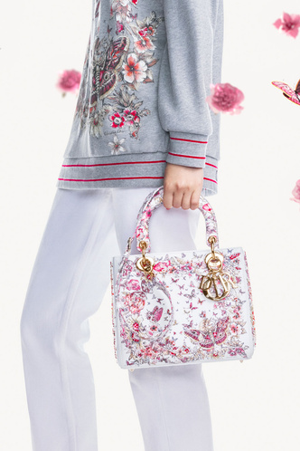 Китайский Новый год в стиле Dior — это много розового цвета и бабочек