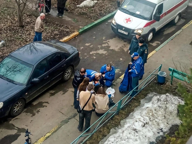 Свидетели происшествия помогали медикам оказать первую помощь пострадавшему мальчику | Источник: Копейск. О личном / Vk.com
