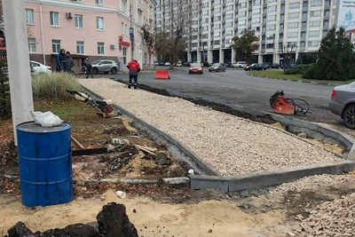 У «Речного порта» обустраивают тротуар и переход