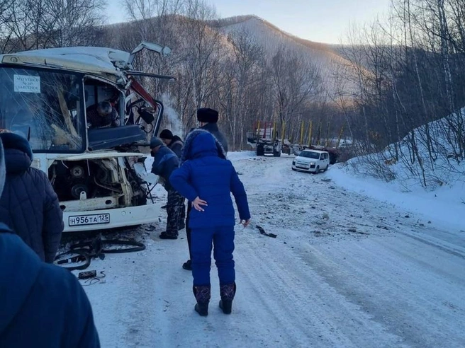 Кабину задело прицепом большегруза | Источник: полиция Приморского края