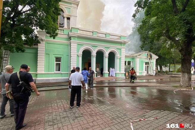 Огонь охватил здание экзотариума и музея | Источник: Евгений Вдовин / 161.RU