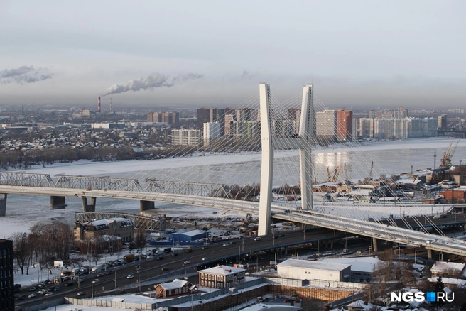 Проблема возникла на транспортной развязке моста на правом берегу | Источник: Андрей Бортко / NGS.RU