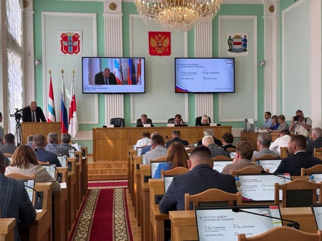 На заседании городского совета мэр Омска докладывает об итогах работы | Источник: администрация города Омска