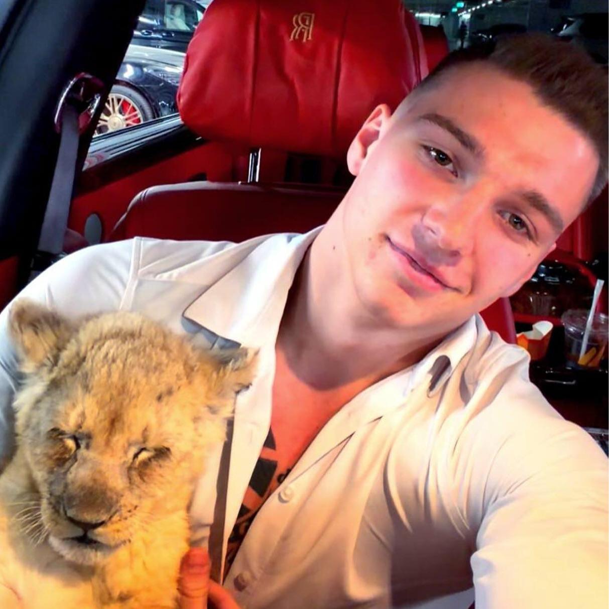 «Долларовый миллионер в 22 года»: блогер Дмитрий Котов разозлил публику, показав львенка, которого поселил в Москва-Сити