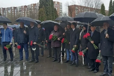 Возложение цветов к стеле «Город трудовой доблести» в Пензе
