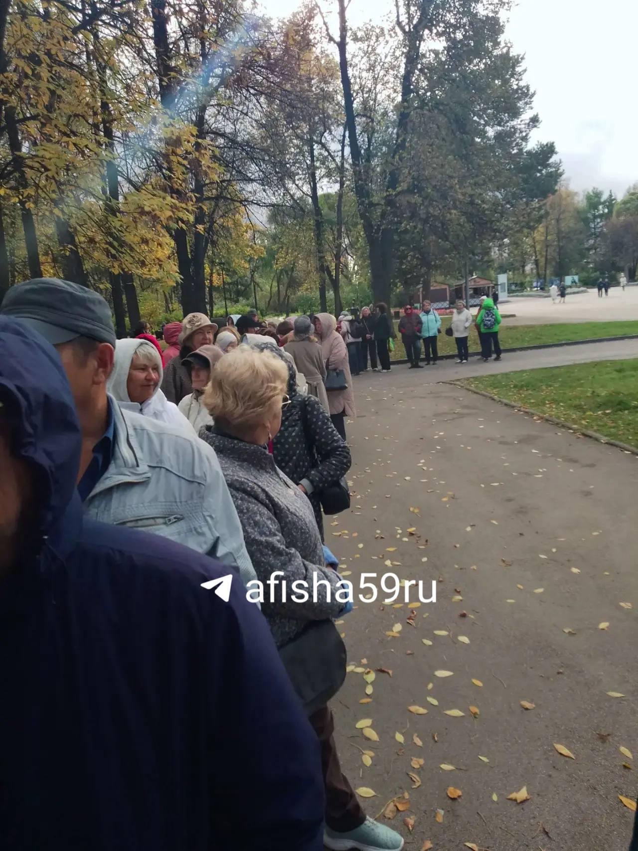 «Некоторые стоят с пяти утра»: пенсионеры выстроились в огромную очередь перед Пермским оперным из-…