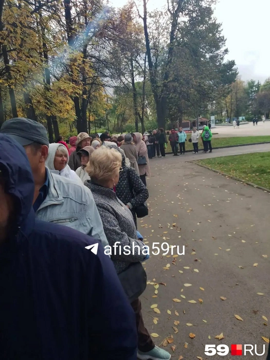 Много пенсионеров ушло из очереди через два часа | Источник: Читательница 59.RU
