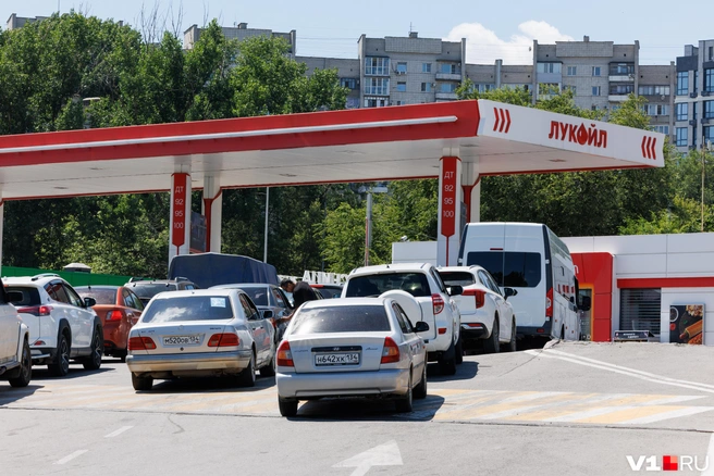 На заправках вновь появились очереди за бензином | Источник: Алексей Волхонский / V1.RU