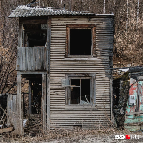Домик-башня покосился как знак вопроса  | Источник: Тимофей Калмаков / 59.RU
