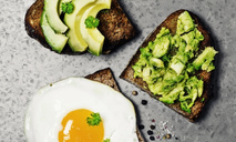Тосты с авокадо, креветками и жареным яйцом