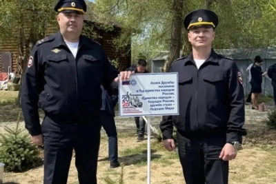 Астраханские полицейские и власти открыли «Аллею Дружбы»
