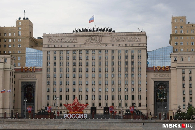 Здание министерства обороны в Москве в День Победы 2026 | Источник: Артем Устюжанин / MSK1.RU