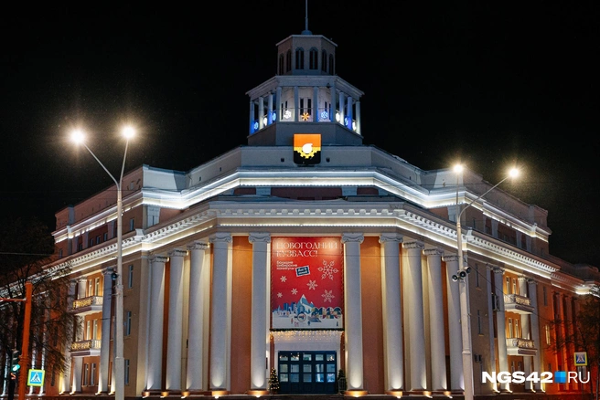 Здание администрации тоже не осталось без украшений  | Источник: Максим Серков / NGS42.RU