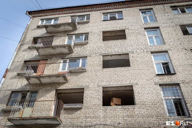 Балконы в этой пятиэтажке избежали модного в 90-х «тюнинга» | Источник: Владислав Лоншаков / E1.RU