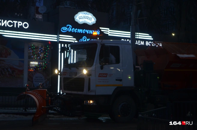 На улицах начинает появляться уборочная техника | Источник: Сергей Петунин / 164.RU