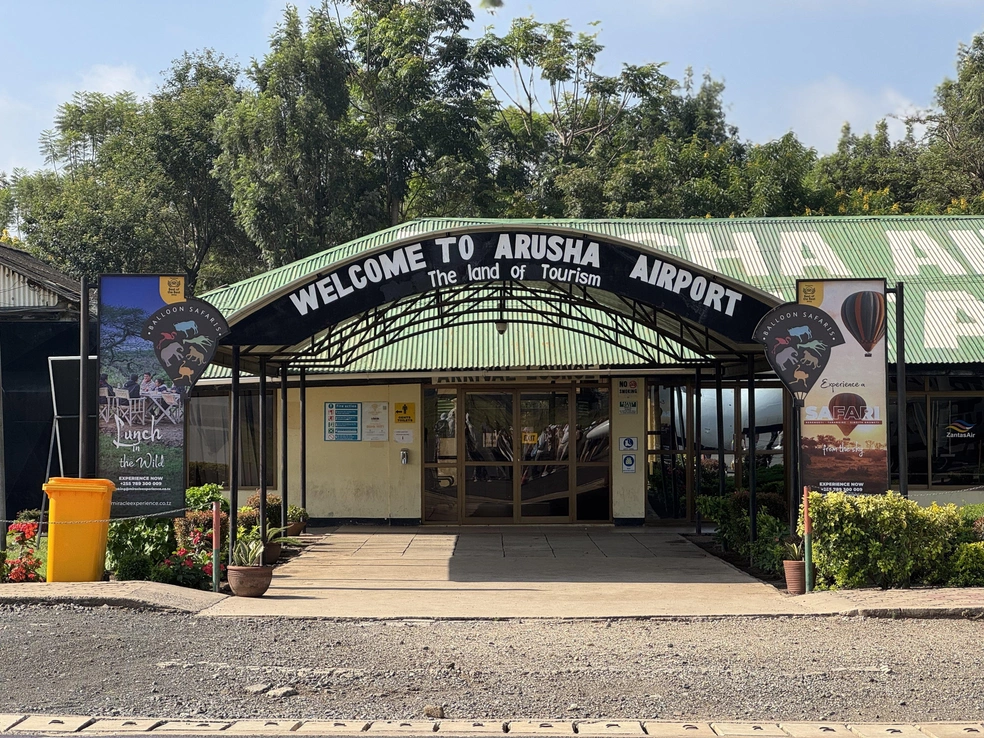 Аэропорт Аруша на севере Танзании выглядит как автовокзал где-нибудь в российской глубинке | Источник: Эрдня / Личный архив