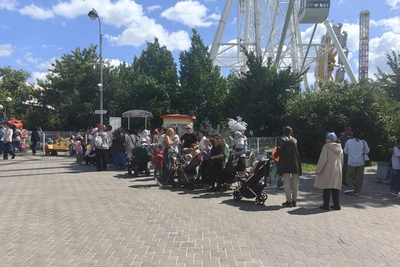 В Тюмени на Цветном бульваре бесплатные аттракционы собрали очереди