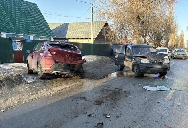 Водителя «Рено» и его пассажира отвезли в больницу | Источник: ГУ МВД по Воронежской области / t.me/mvd36