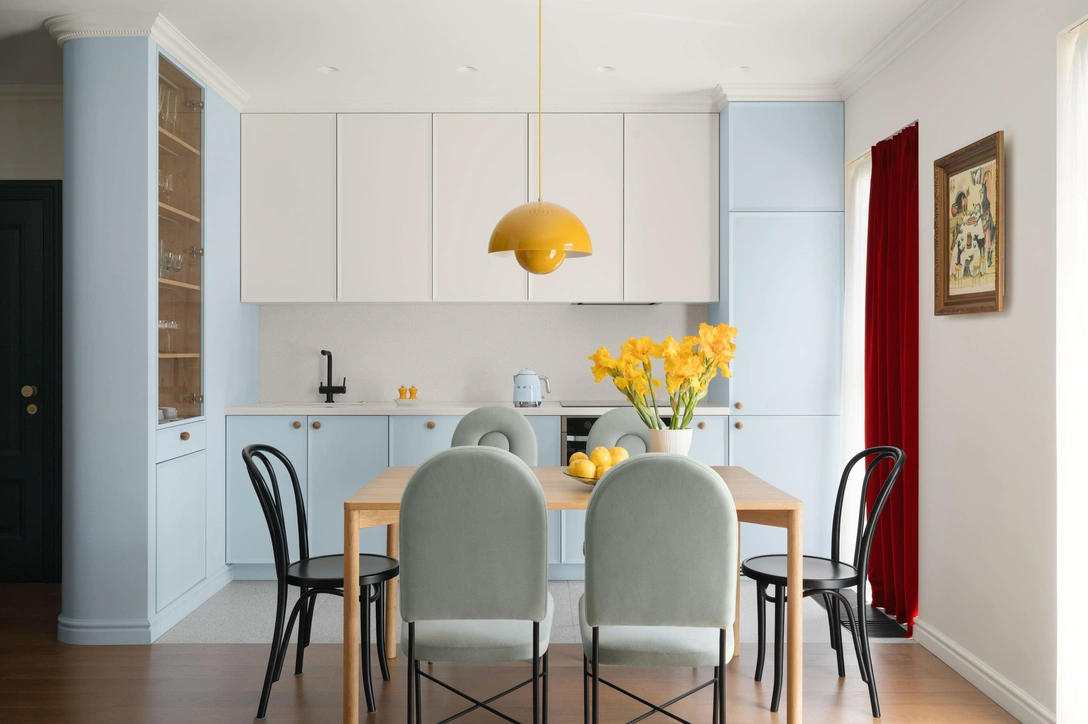 Кухня и мягкие стулья изготовлены по индивидуальным эскизам. Подвесные светильники Flower pot, Verner Panton, &Tradition. | Источник: Александра Холерик. Стиль: Алена Верш