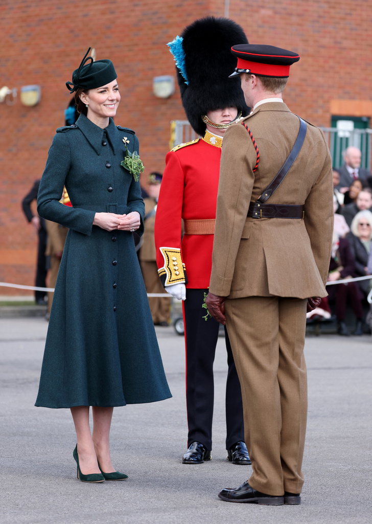 Королевский изумруд: Кейт Миддлтон в платье-пальто Laura Green на празднике Святого Патрика