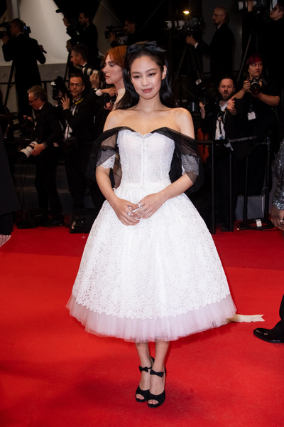 Идеальная невеста: Дженни из BLACKPINK вышла на красную дорожку Каннского кинофестиваля 2023 в белом кружевном платье