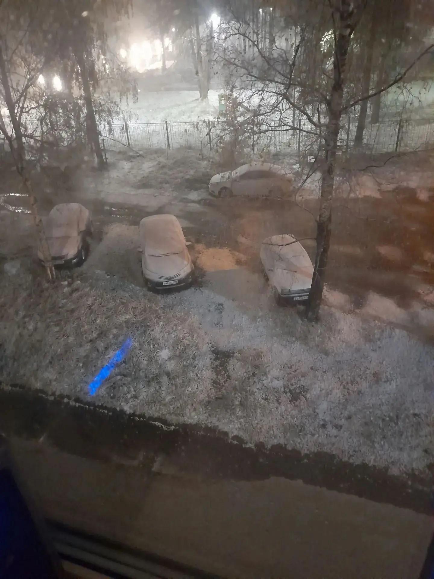 Трассу в Свердловской области заметает снегом — видео с ночной дороги