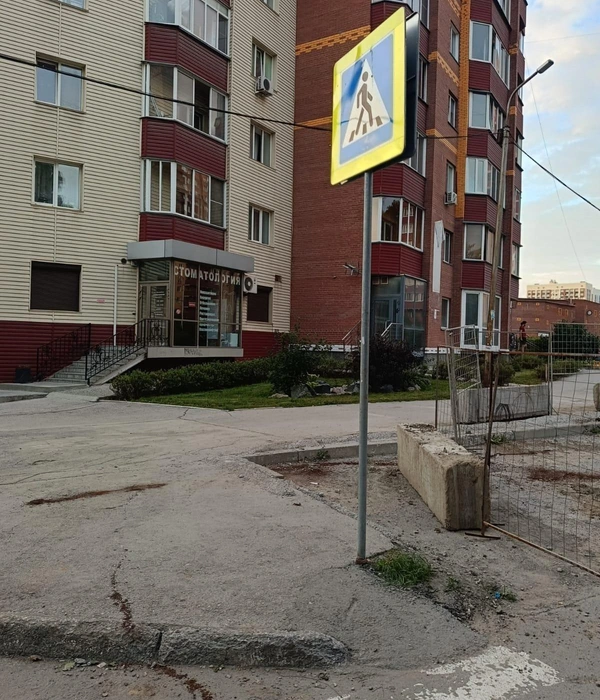 Спуск у пешеходного перехода в районе дома по Адриена Лежена, 13 только для велосипедиста или самокатчика — с колясками придется прыгать с поребрика | Источник: Виктория Хлыстова