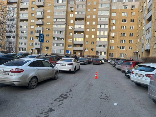 Судя по всему, водитель не увидел мальчика из-за припаркованных автомобилей | Источник: Госавтоинспекция Тюменской области