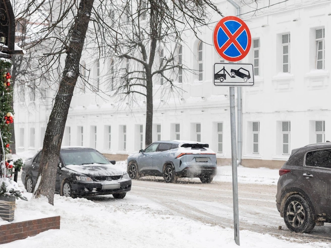 На улице Андропова после установки знаков стало чище, но некоторых водителей даже угроза эвакуации не останавливает. | Источник: Артем Бауман / 76.RU