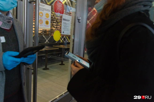 QR-код сегодня — пропуск во все заведения общепита | Источник: Иван Митюшёв