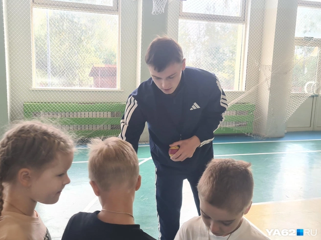 Учитель терпеливо и с улыбкой рассказывает детям, что они сделали неправильно | Источник: Светлана Коновалова / YA62.RU