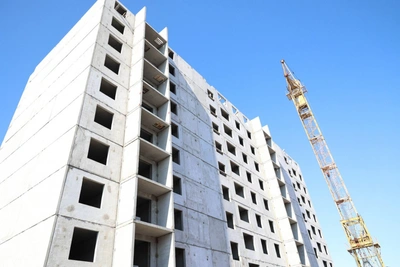 Демешин инспектировал стройку дома для аварийного фонда