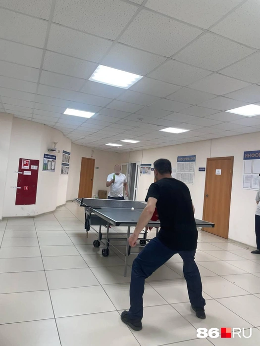 В свободное время осужденные могут играть в настольный теннис, плести маскировочные сети и заниматься спортом | Источник: читатель 86.RU