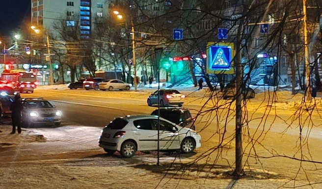 Февральское ДТП с другим Nissan Tiida и Peugeot случилось по такому же сценарию: «японка» стояла на главной, но как только «Пежо» начала выезжать на дорогу, резко пошла на разворот | Источник: читатель 74.RU