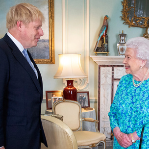 Новый премьер-министр Британии нарушил протокол в день встречи с Королевой